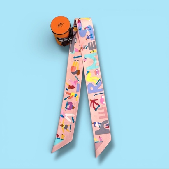💕HERMES "Figures Libres" Twilly Silk Ribbon Scarf • Rose Poudre Bleu Multi FW25 - Picture 2 of 13